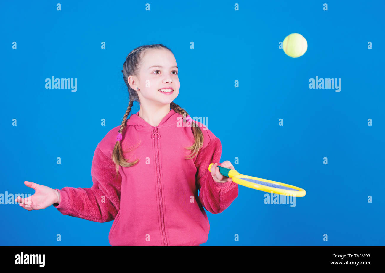 Kleines Mädchen. Fitness Ernährung Gesundheit und Energie. sport Schule  Training der jugendlich Mädchen. Sport Spiel Erfolg. Tennis Player mit  Schläger und Ball. Kindheit Aktivität. Glückliches Kind Tennis spielen.  sport Schule Stockfotografie -