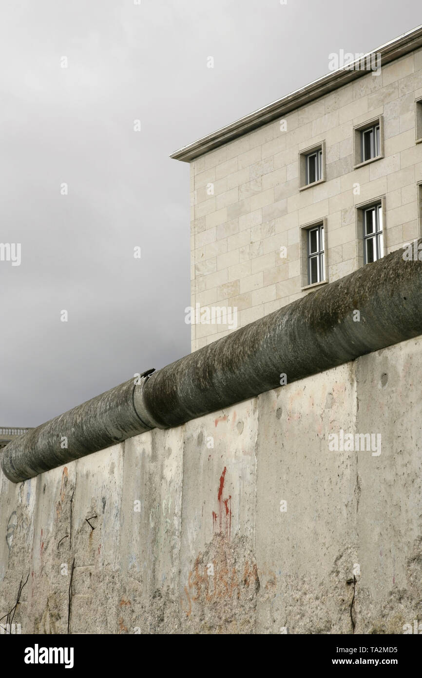 Das Detlev-Rohwedder-Haus (ehemalige RLM/NS-Luft Ministerium Gebäude in WW2) hinter die Mauer in Berlin, Berlin, Deutschland. Stockfoto