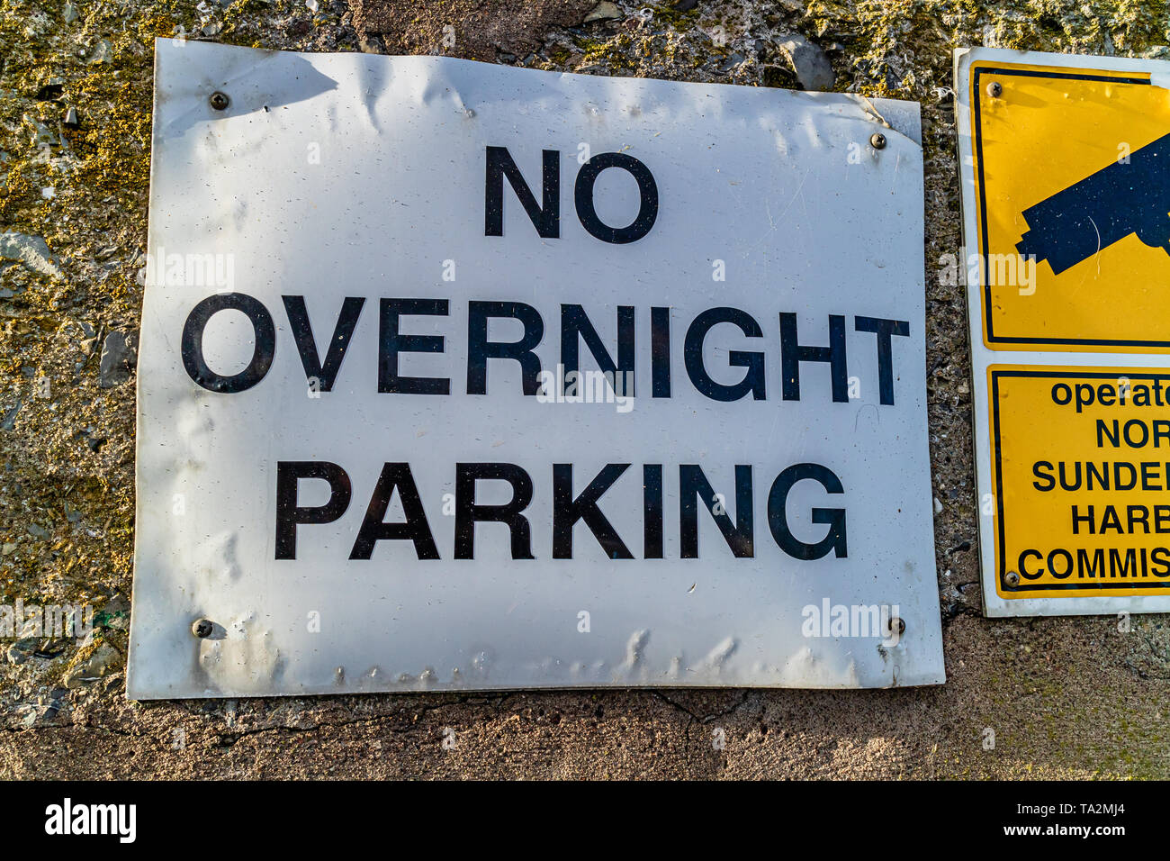 Parkplatz Einschränkung Zeichen ohne Parken über Nacht darauf geschrieben. North Sunderland Harbour, Nevsehir, Northumberland, Großbritannien. Stockfoto