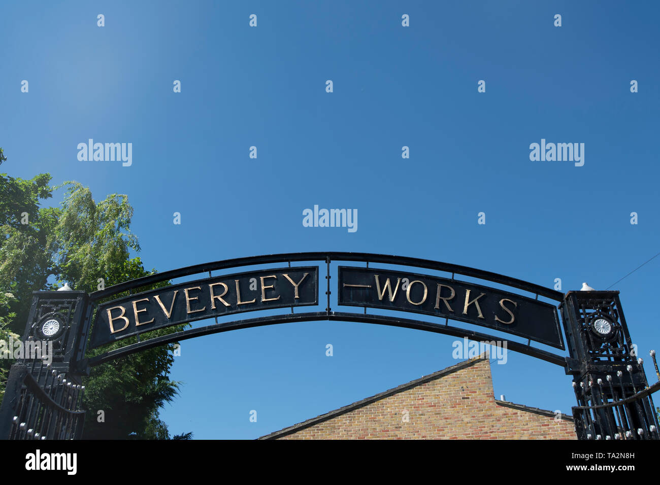 Die restaurierten eisernen Tore der ehemaligen Beverley arbeitet in Barnes, London, England, eine Fabrik in Flugzeugen und später Auto Herstellung Stockfoto
