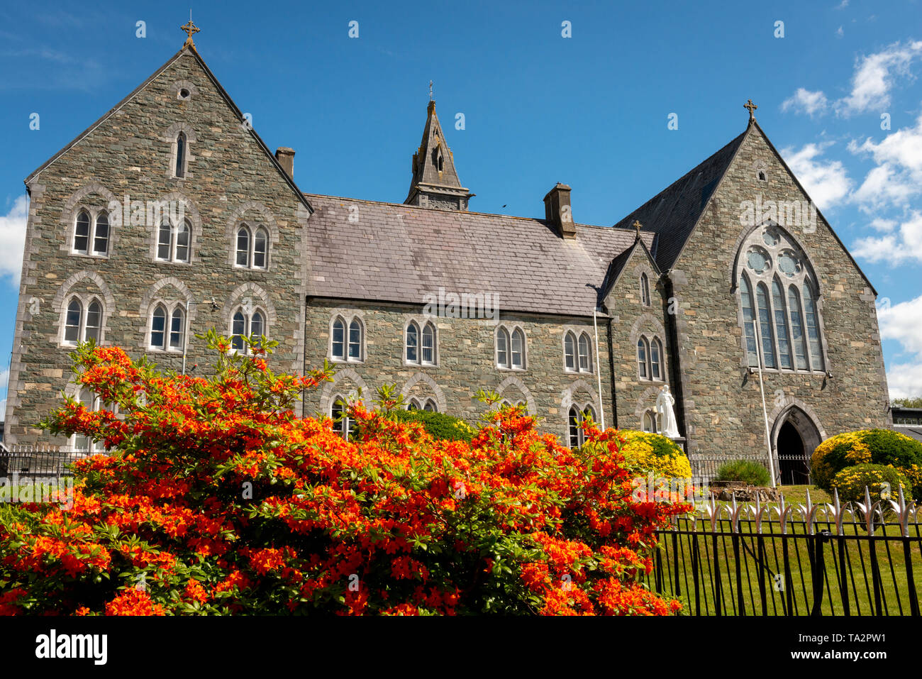 Die Kirche der irischen Franziskaner Killarney mit ihrem wunderschönen Garten an einem sonnigen Tag in Killarney, County Kerry, Irland Stockfoto