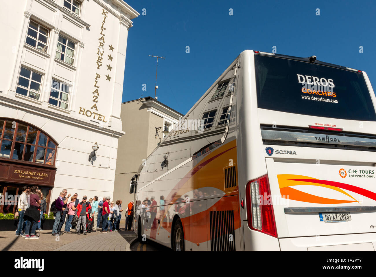 Deros Coaches Tour Bus und Touristen im Killarney Plaza Hotel in Killarney, County Kerry, Irland Stockfoto