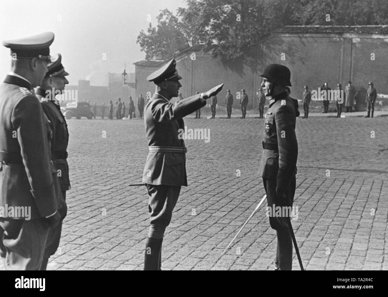 Nach der Ermordung von Reinhrad Heydrich, Wilhelm Frick ist Reich Protector von Böhmen und Mähren ernannt. Wilhelm Frick erhält den Bericht des Kommandanten der Wache Truppe auf dem Vorplatz der Prager Burg. Stockfoto