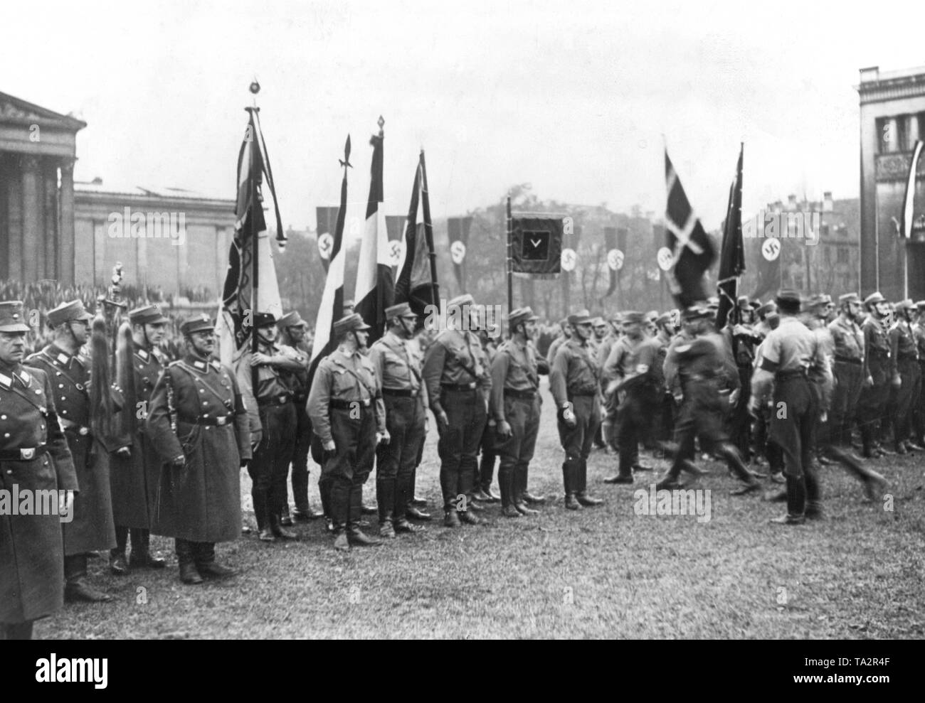 Anlässlich des 10. Jahrestages der Hitler Putsch (Beer Hall Putsch) in München, die Führer der ehemaligen Freikorps übergab ihre Fahnen in die Sturmabteilung (SA). Stockfoto