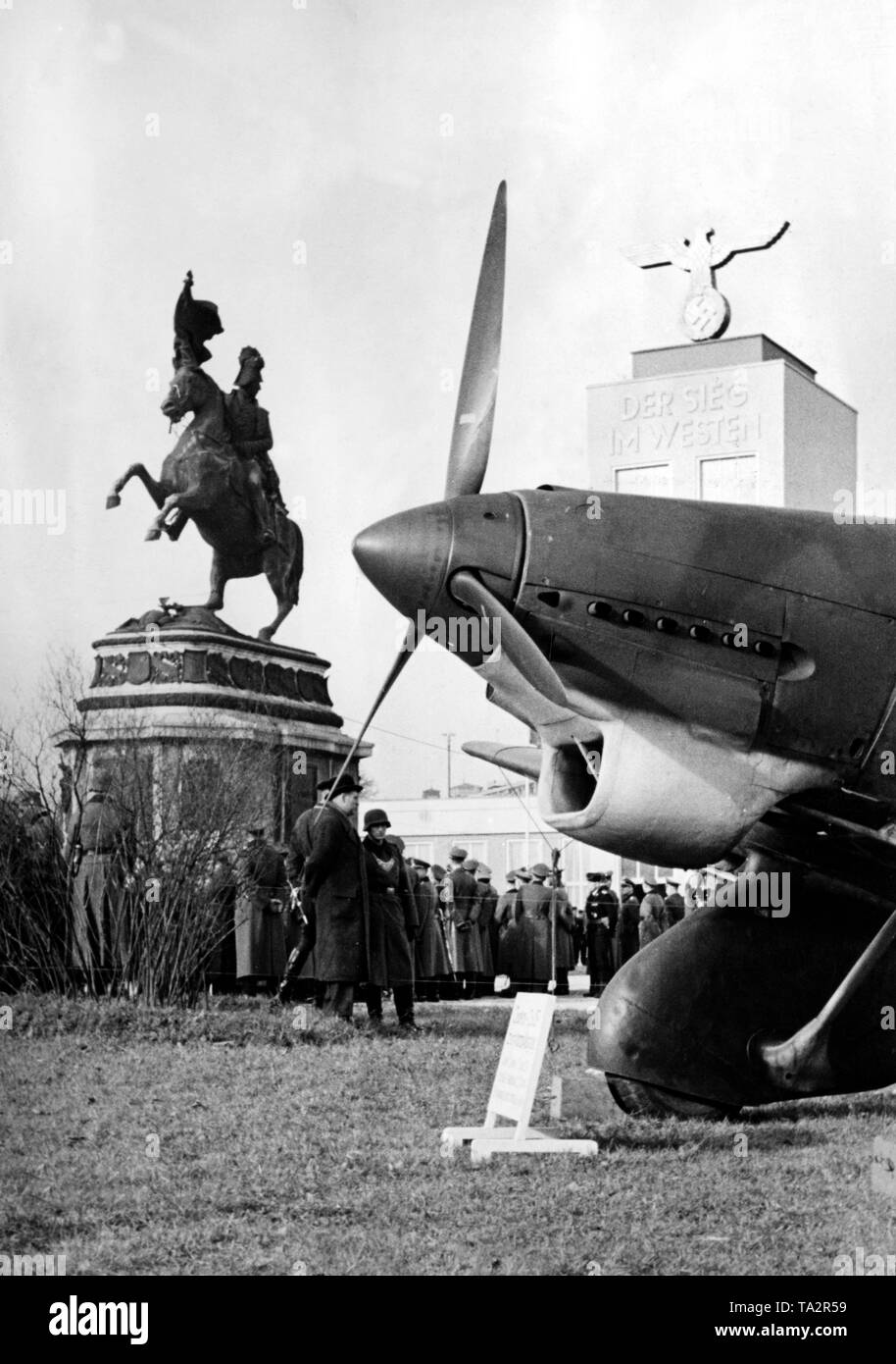 Reichsmarschall Hermann Göring öffnet der Wehrmachtsausstellung ieg im Westen" ( "Sieg im Westen"). Auf der linken Seite ist das Reiterstandbild von Erzherzog Karl von fernkorn. Auf der rechten Seite wird eine Junkers Ju 87 Der tuka'. Im Hintergrund der Turm mit der Inschrift "Sieg im Westen". Stockfoto