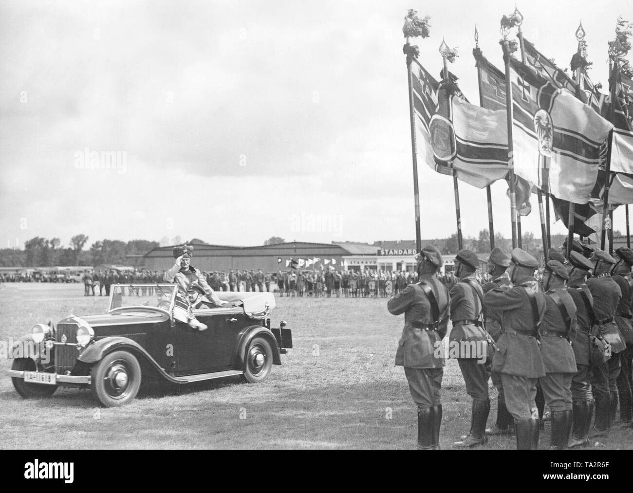 Generalfeldmarschall August von Mackensen (stehend in der Mercedes) prüft die Vorderseite des errichteten Fahnen auf dem Tempelhofer Feld in Berlin. Stockfoto