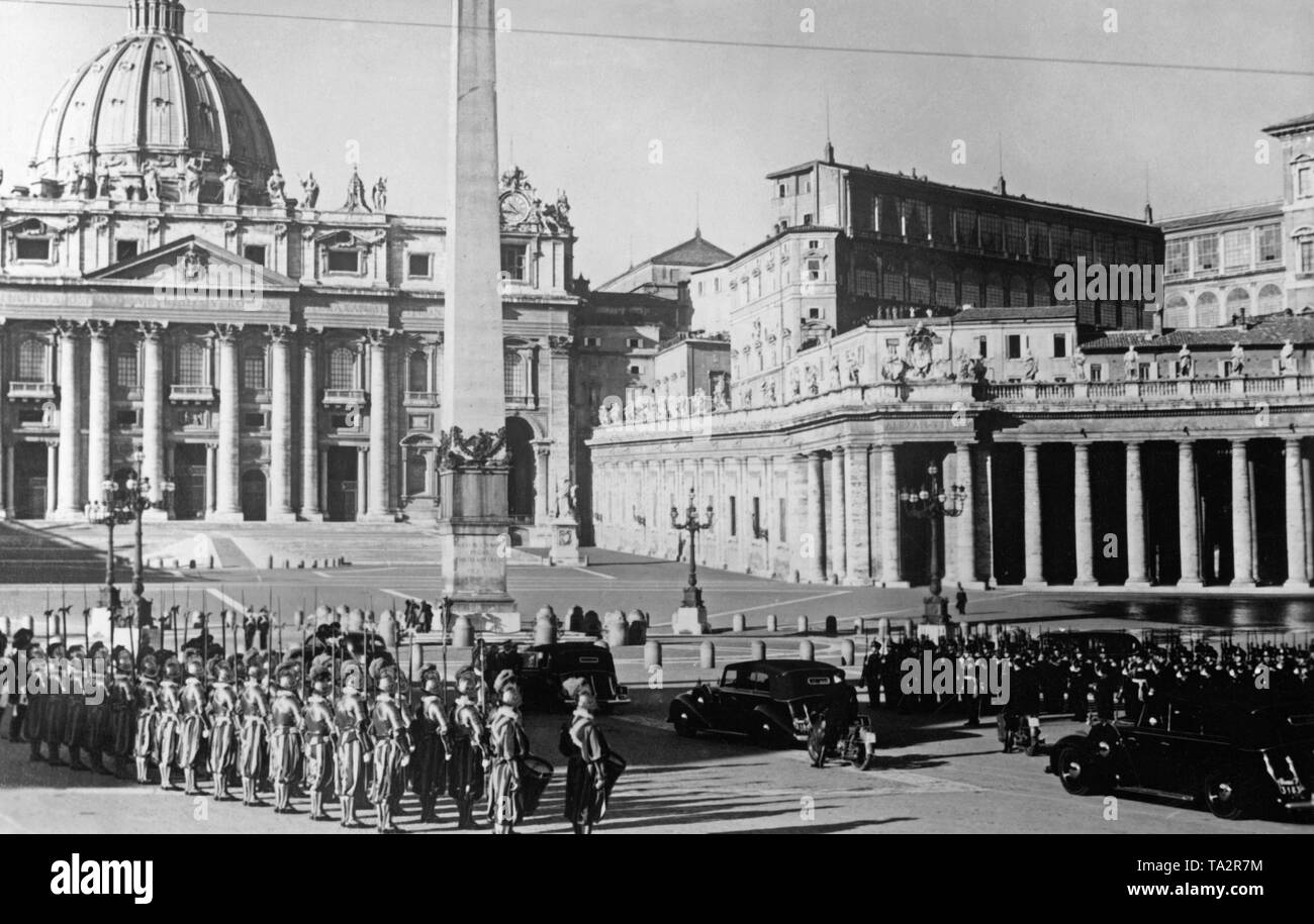 Besuch des italienischen Königspaares im Vatikan nach dem Abschluss der Lateranverträge, die am Ende der 60-jährigen Konflikt zwischen der Kirche und dem italienischen Staat. Im Bild die Ankunft der Auto Spalte der herrschenden Paar in der Vatikanstadt. Die Schweizer Garde bildet eine Ehrenwache. Stockfoto