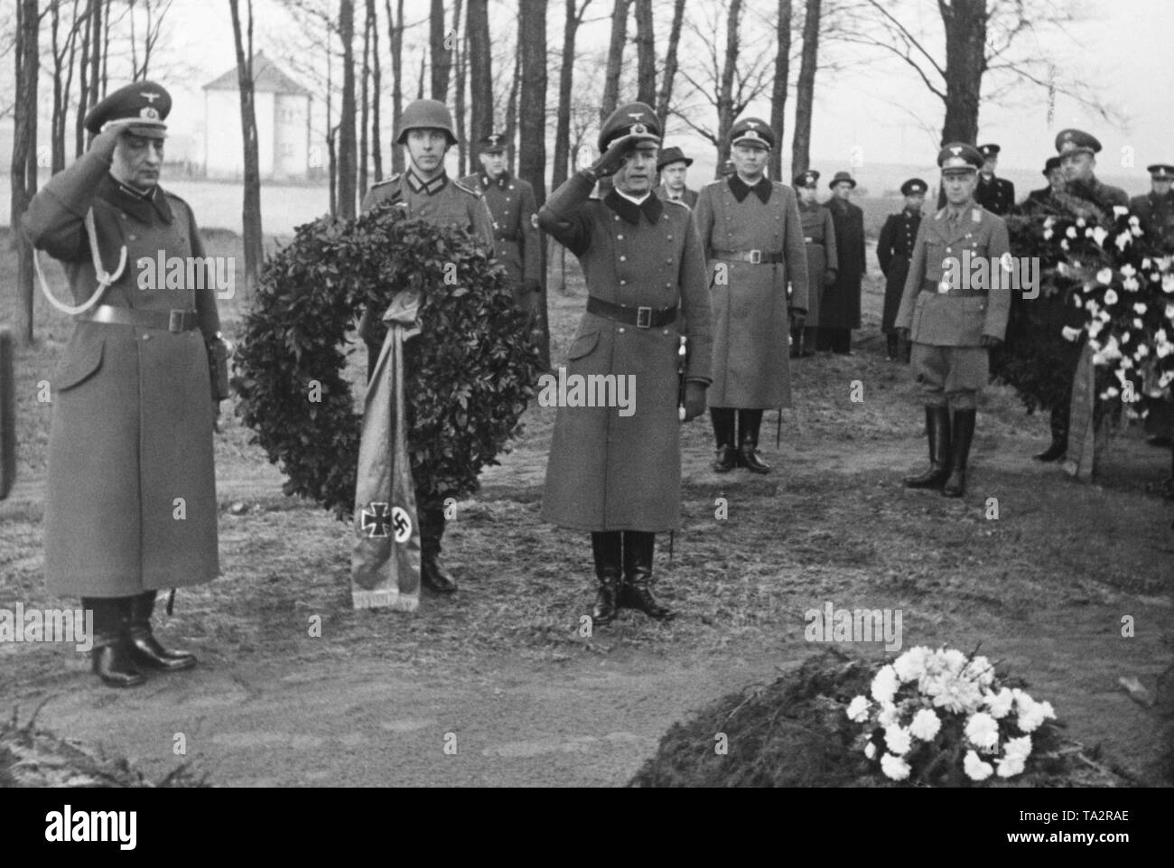 Der Kommandant der Stadt Prag, Kurt von Briesen, auf dem Soldatenfriedhof Sterbohol. Die Soldaten legen einen Kranz nieder. Die erste slowakische Republik wurde auf Hitlers Befehl im März 1939 gegründet, und Böhmen und Mähren wurden von der Wehrmacht besetzt. Stockfoto