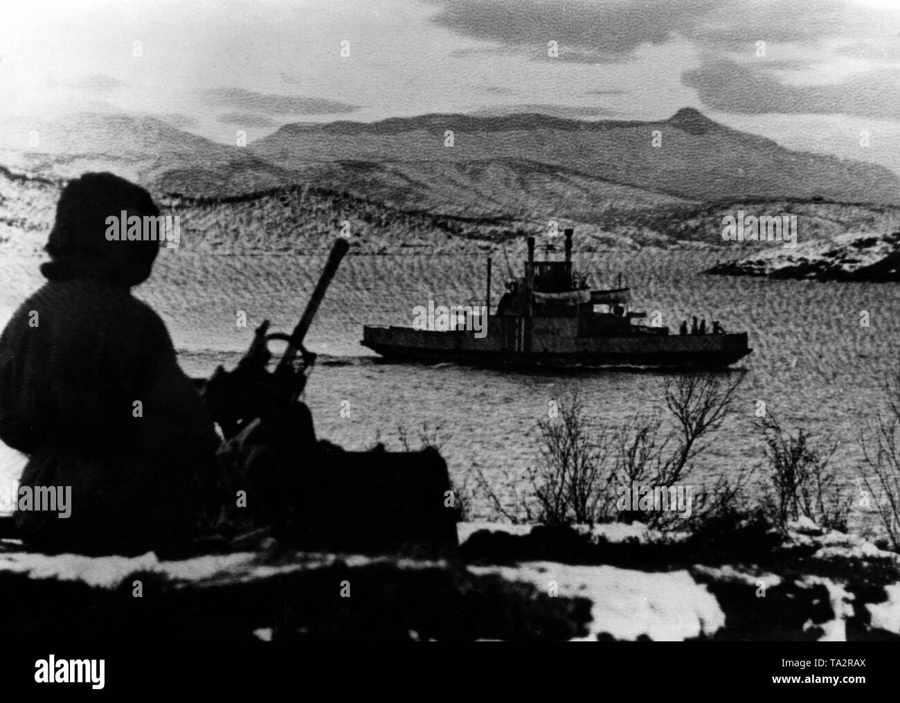 Die Wehrmacht Fähren, um die vielen Fjorde im Norden Norwegen schneller zu überqueren. Hier, eine Fähre ist mit Flugabwehrraketen bewacht. Foto der Propaganda Firma (PK): Krieg Reporter Bauriedl. Stockfoto