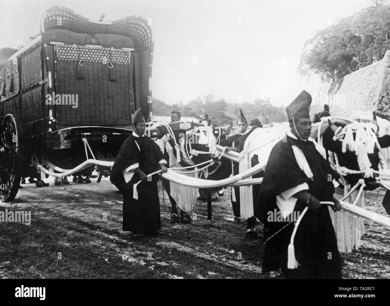 Der Körper der japanischen Taisho Yoshihito), die am 25. Dezember 1926 starb, ist durch die Straßen in einem großen ox-Wagen. Stockfoto