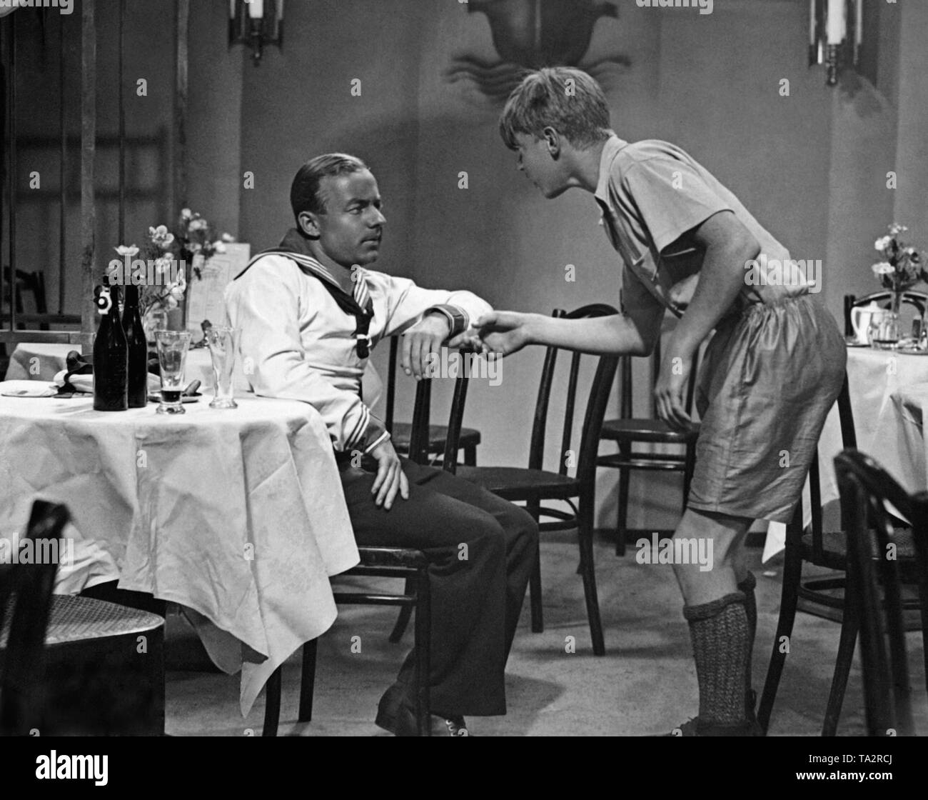 Heinz Ruehmann wie Heini Jaeger in der Komödie "Drei Bluejackets und eine Blonde", Regie: Carl Boese. Alle drei Jungen verlieben mit einem blonden Mädchen. Stockfoto