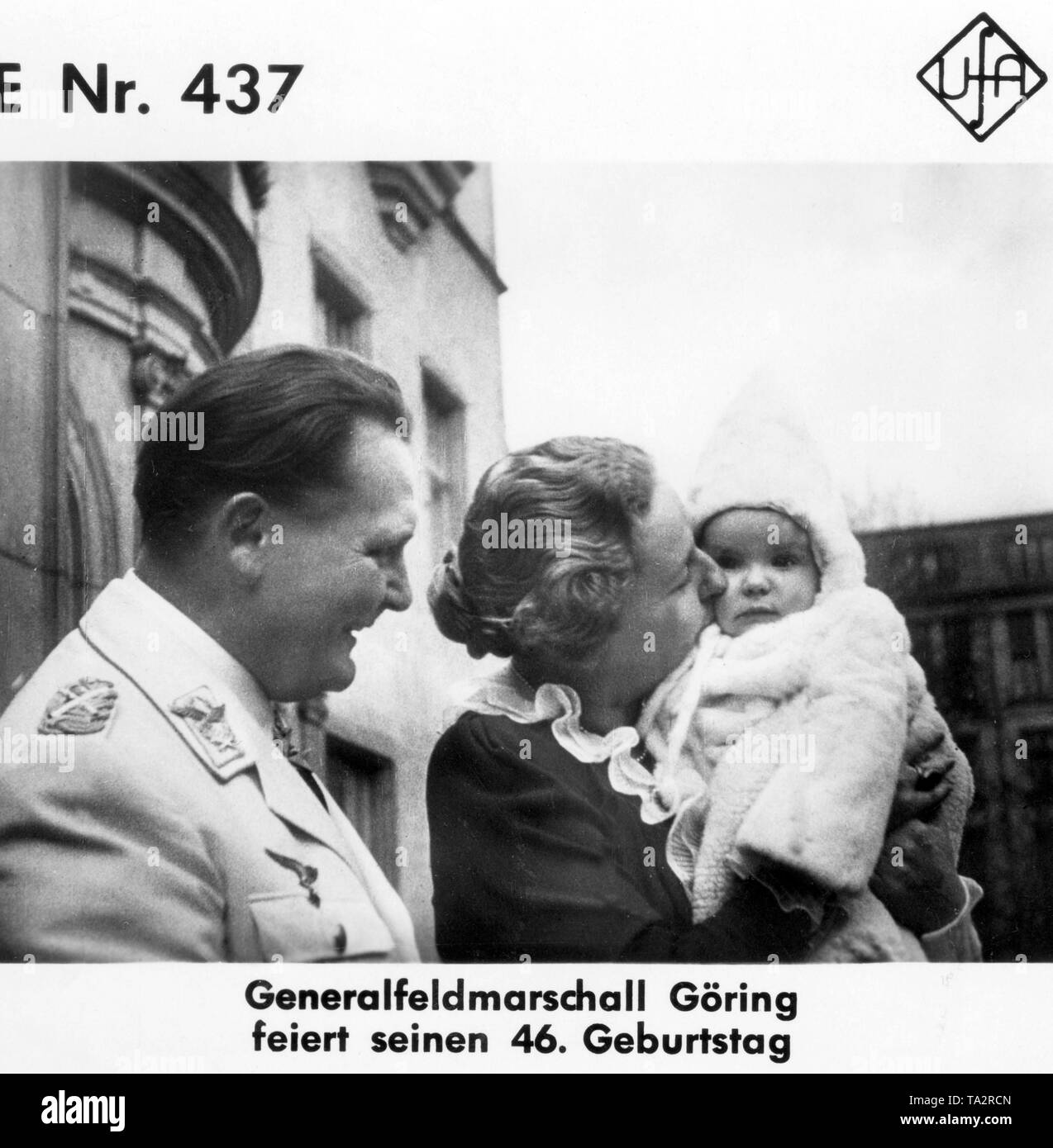 Hermann Göring mit seiner Frau Emmy und seine Tochter Edda auf ein Bild auf seinem 46. Geburtstag vor seinem Haus am Leipziger Platz in Berlin. Stockfoto