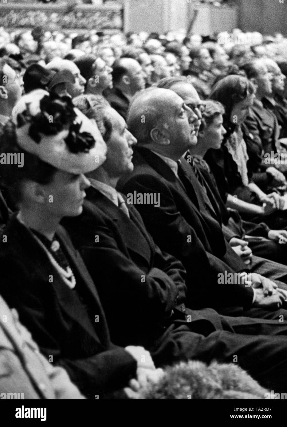 Blick auf das Publikum an der Feier am Abend vor Adolf Hitlers Geburtstag in der Berliner Philharmonie. Stockfoto