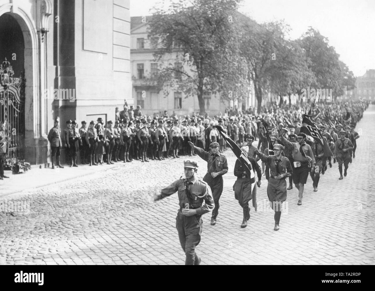 Hitler Jugend Mitglieder März Vergangenheit der Garnisonkirche in Potsdam, bevor Hitler und seine Funktionäre während des Reichsjugendtag (Reich Tag der Jugend) der NSDAP im Sommer 1932. Stockfoto