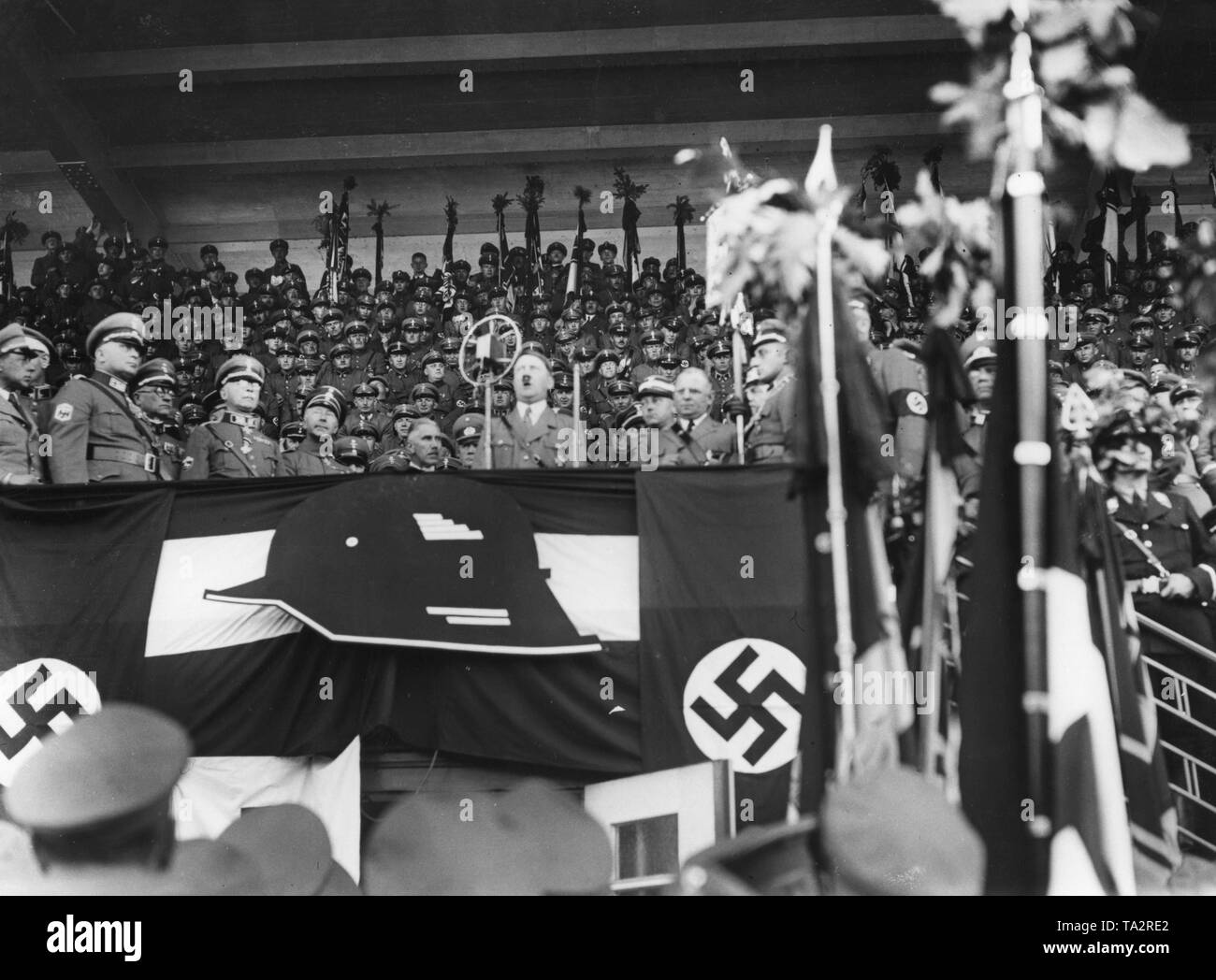 Adolf Hitler hält eine Rede bei der Reich Konferenz der Stahlhelm im Rathaus von Hannover. Auf der linken Seite, Wilhelm, Deutscher Kronprinz und Franz von Papen, auf der rechten Seite, Franz Seldte. Neben Theodor Duesterberg. Stockfoto