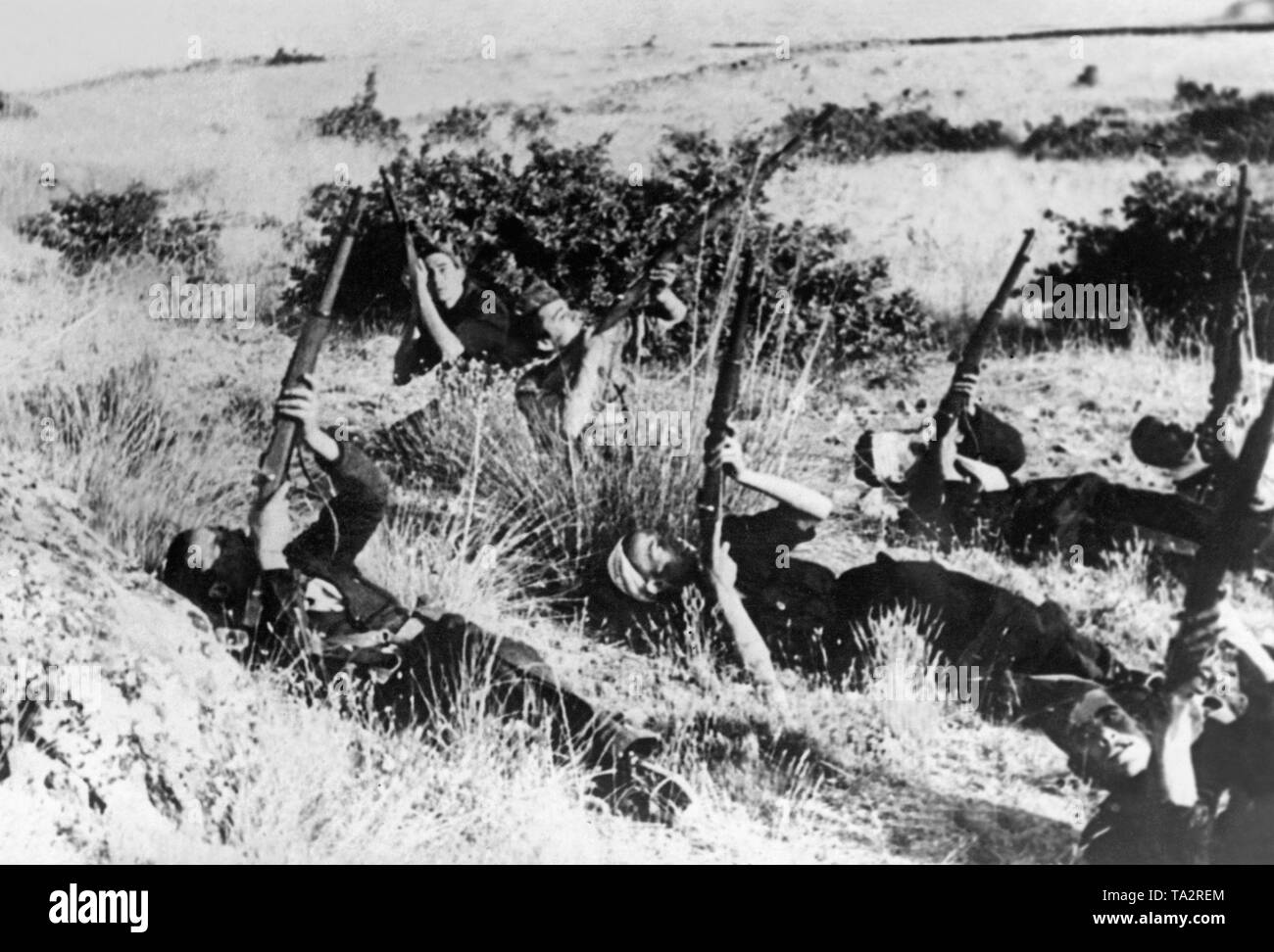 Foto des republikanischen Kämpfer, die versuchen, an den Spanischen Nationalen Kampfflugzeuge mit Schrotflinten zu schießen, während auf dem Boden liegend an der Andalusischen vorne. Stockfoto