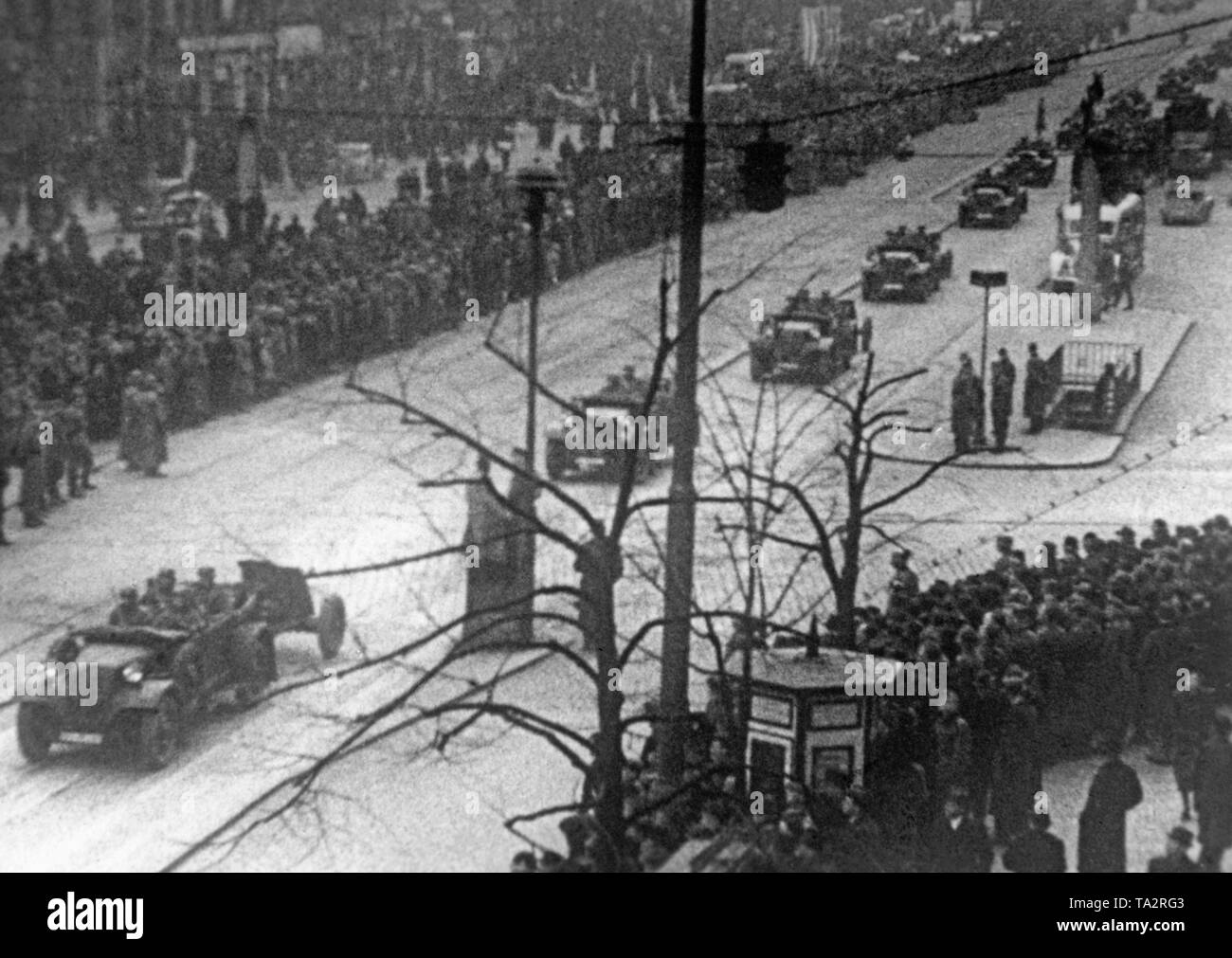Im Zuge der Besetzung der Tschechoslowakei durch die deutschen Nationalsozialisten, eine Parade findet in Prag. Sechs Monate nach dem Münchner Abkommen, Hitler besetzten die verbleibenden Bereiche von Böhmen und Mähren und erste slowakische Republik wurde auf seinen Befehl gegründet. Stockfoto