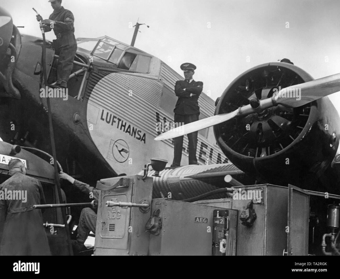 Der Schauspieler Gerhard Bienert in der Rolle des Vorstands Mechaniker Hübner im Film "Gewitterflug zu Claudia". Stockfoto