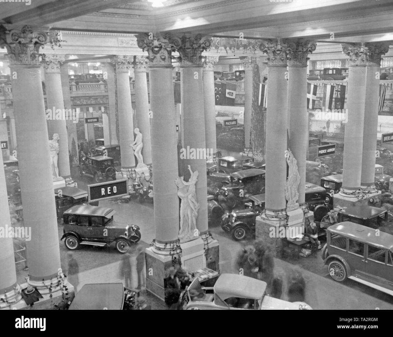 Überblick über eine Ausstellungshalle der New York International Motor Show im Grand Central Palace in New York City. Stockfoto