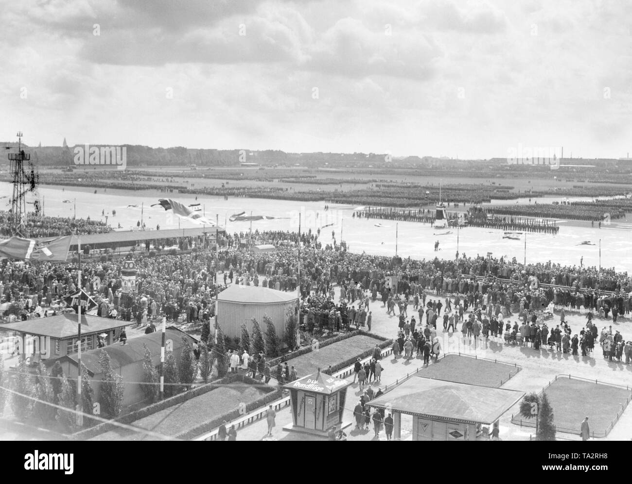 Der Stahlhelm, organisierte eine große Kundgebung auf dem Tempelhofer Feld. Das Foto zeigt die Spalten aufgereiht auf dem Flugplatz. Stockfoto