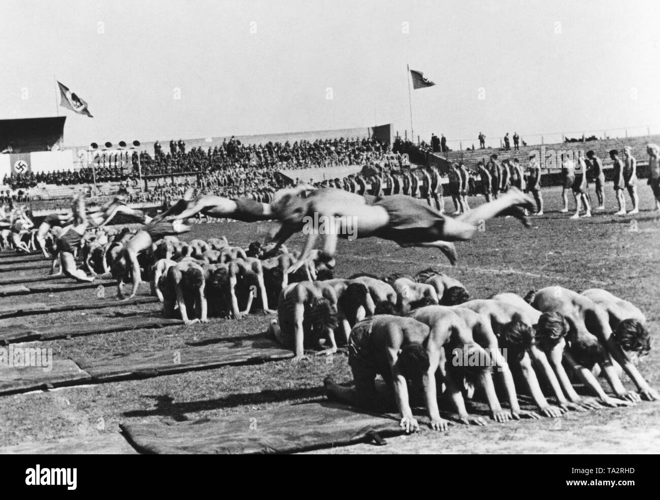 Am Sandberg Stadion, es gibt Wettbewerbe der SA-Standarte 52 aus Prag. Im Zuge der SA Wehrkampftag, es gibt zahlreiche Wettbewerbe der Sturmabteilung. Stockfoto