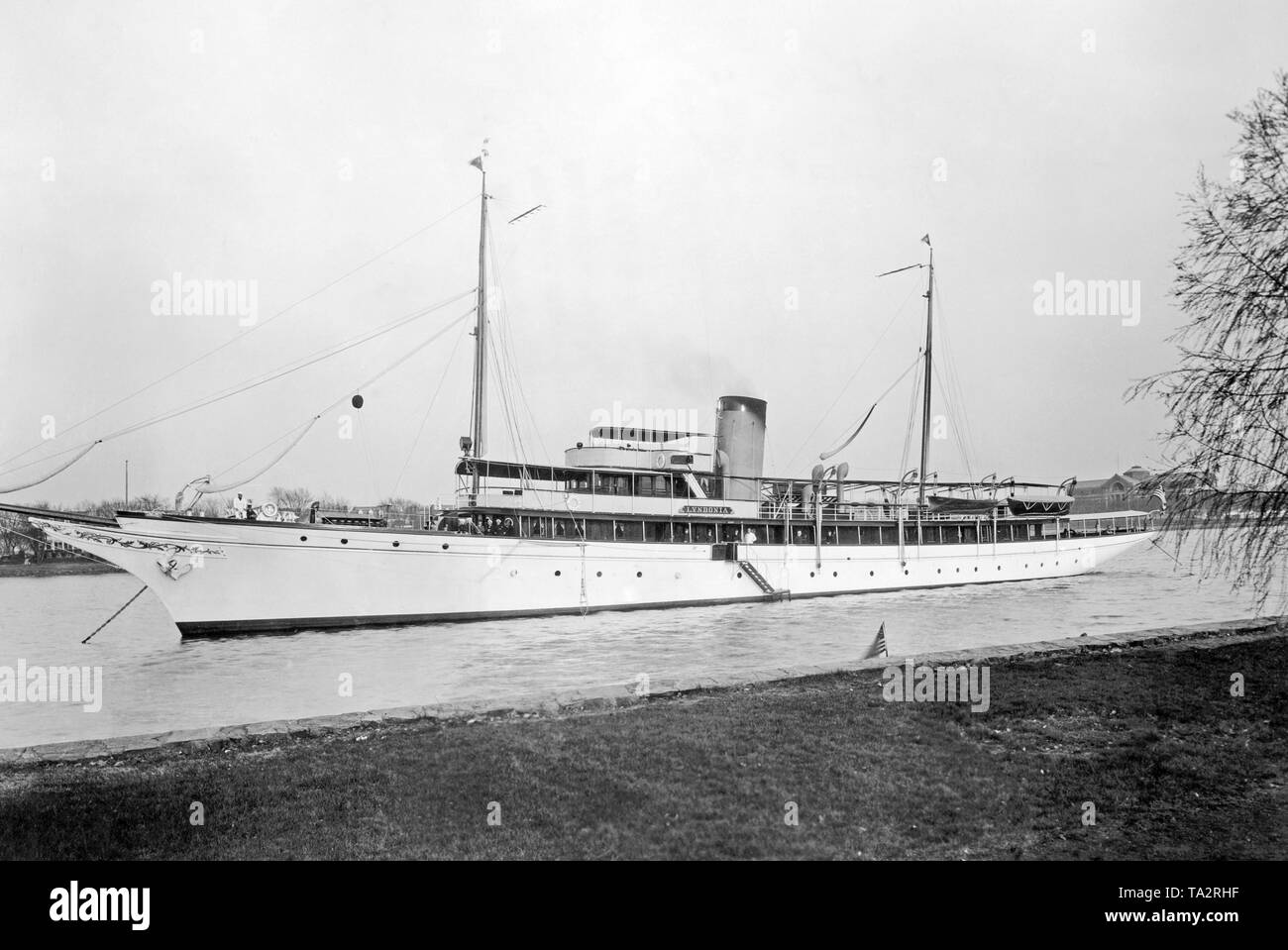 Die Yacht "Lyndonia" Der amerikanische Verlag Cyrus Curtis vor Anker auf dem Potomac River in Washington, D.C. Stockfoto