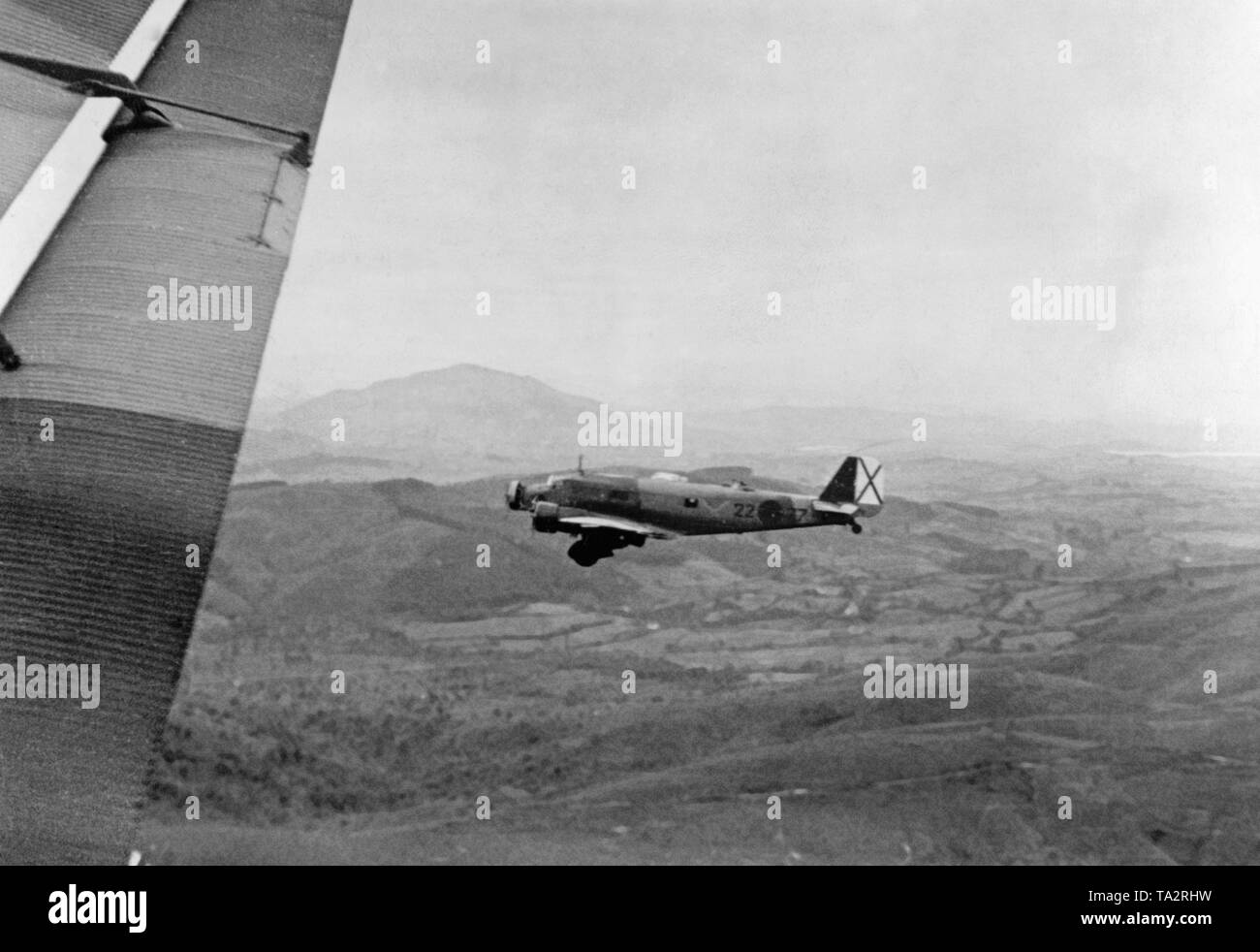 Das Foto zeigt einen deutschen Junkers Ju 52 Transportflugzeuge mit der Lackierung der Deutschen Legion Condor mit marokkanischen Soldaten, die auf dem Flug von Tetouan, Spanish-Morocco Africat auf dem spanischen Festland im Sommer 1936 geladen. Nach dem Ausbruch des Spanischen Bürgerkrieges am 27. Juli 1936 übermittelte Deutschland militärische Unterstützung für General Franco (Operation Feuerzeauber). Zusätzlich wurden 20 Ju-52 s (meist Lufthansa Flugzeuge) wurden bereitgestellt, die flogen mehr als 800 Flüge der nationalen spanischen Truppen, darunter 14.000 Marokkanische ausländischen Legionäre (Fuerzas Regulares Indigenas) und Materialien Stockfoto