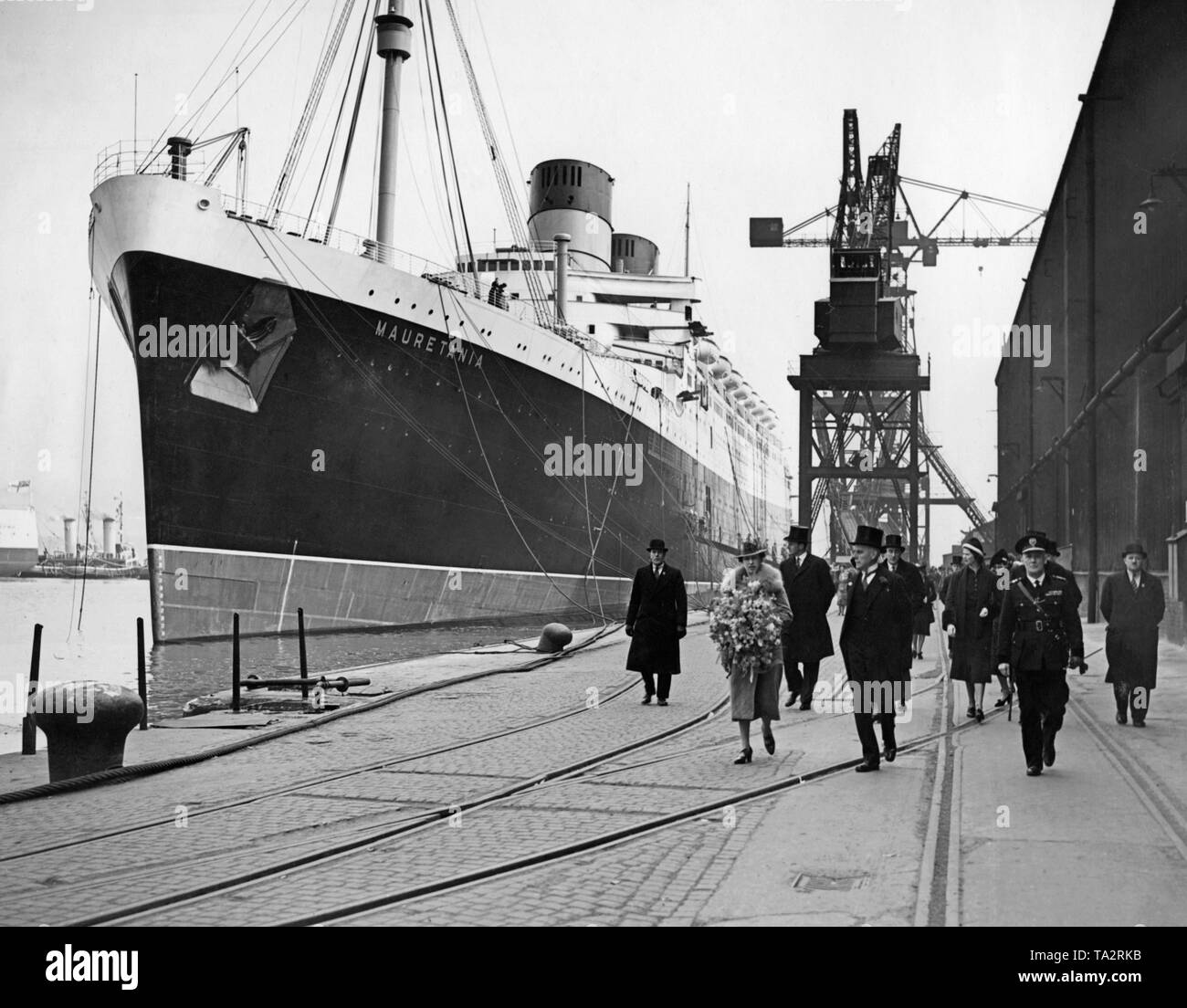 Prinzessin Maria Gräfin von Harewood, Blätter der RMS 'Mauretania' mit ihrem Gefolge, von wo aus Sie die Ankunft der Kreuzer HMS 'Prince of Wales' in der Ausstattung Dock in Birkenhead gefolgt. Stockfoto