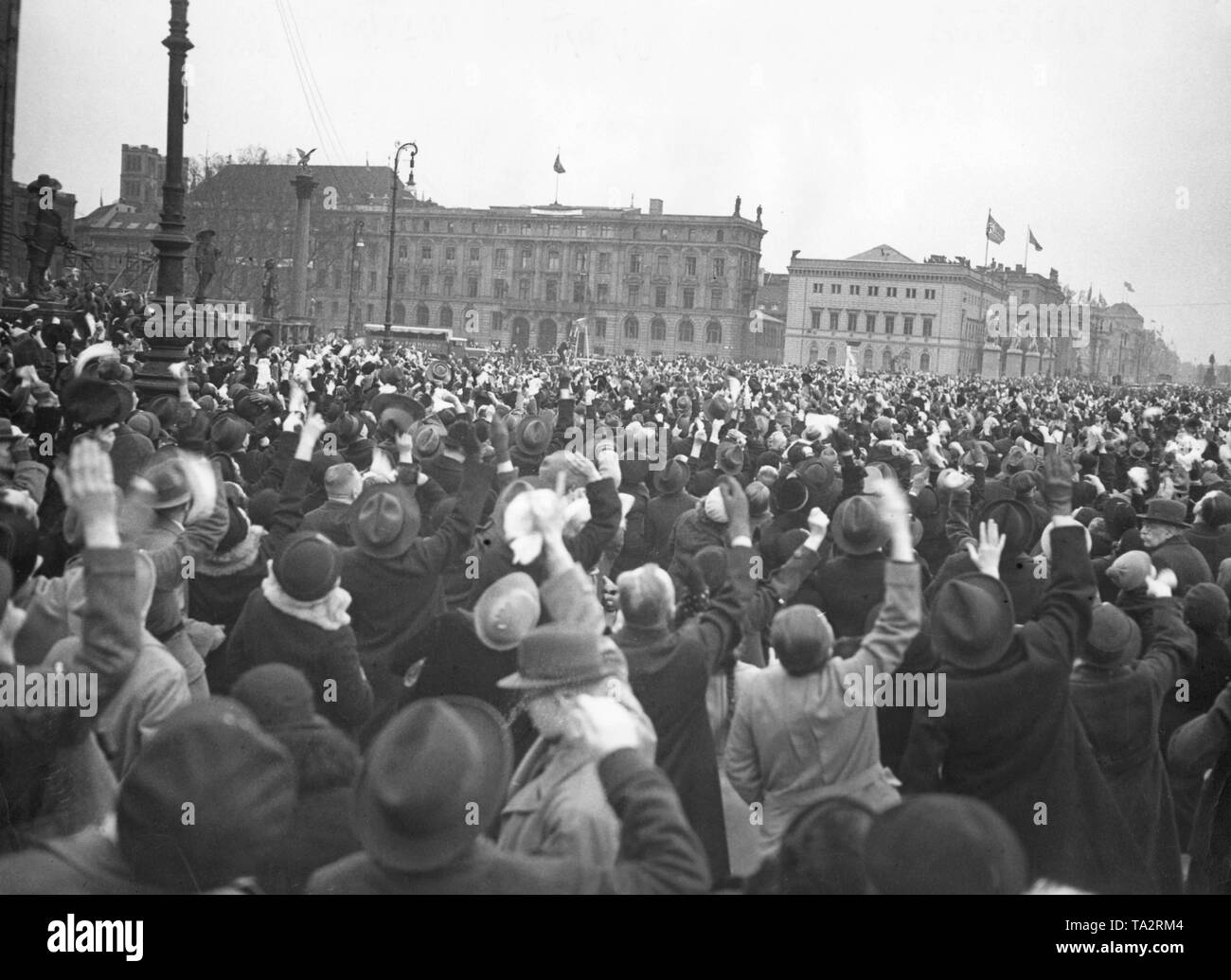 Eine Menschenmenge begrüßt die Zeppeline 'Hindenburg' und 'Graf Zeppelin' im Berliner Lustgarten während ihrer Flucht durch Deutschland. Stockfoto