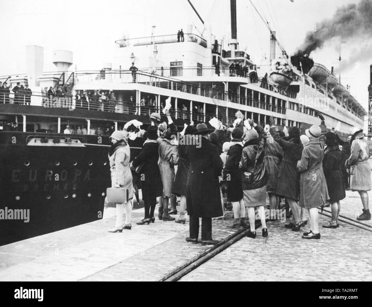 Die schnelle Dampfgarer 'Europa' Segel aus Bremerhaven, zur Jungfernfahrt nach New York. Schule Klasse ist ein Mädchen verabschiedet sich von einem Mitschüler, die als Beifahrer auf dem "Europa" begonnen hatte. Stockfoto