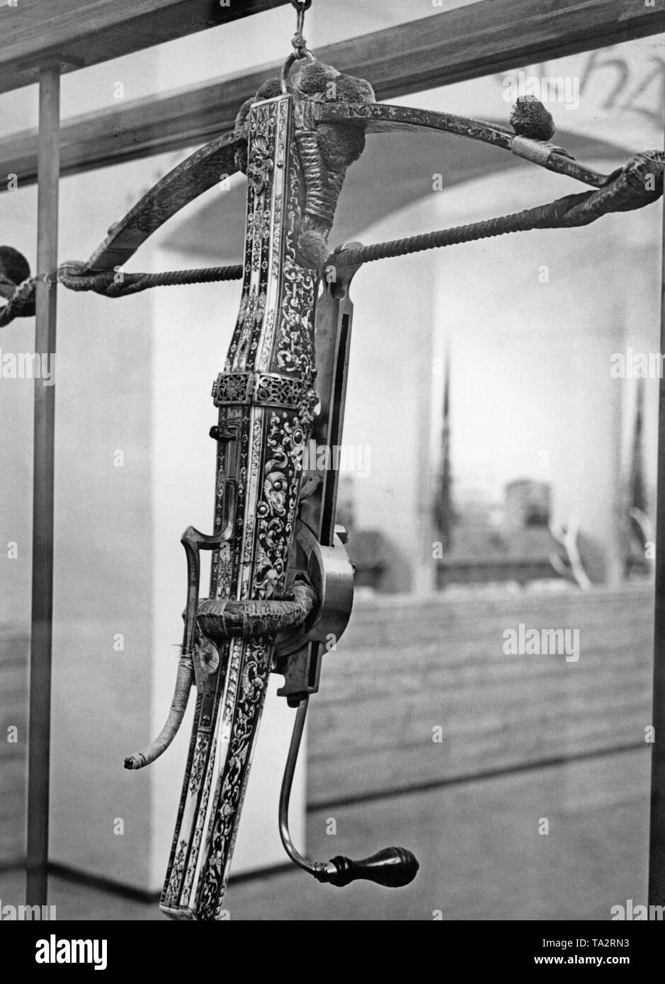 Alte Armbrust auf der Jagd Ausstellung. Vom Militärhistorisches Museum Dresden in Deutschland Armbrust aus dem 17. Jahrhundert. Stockfoto