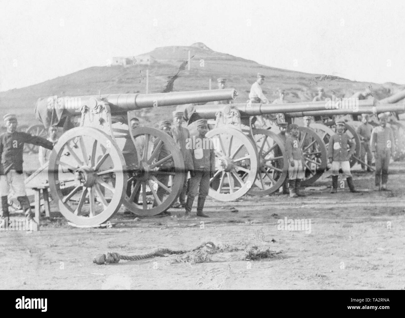 Japanische Soldaten mit einer Batterie von Krupp Kanonen, die sie von den Russen im Russisch-Japanischen Krieg von 1905 konfisziert hatte. Stockfoto