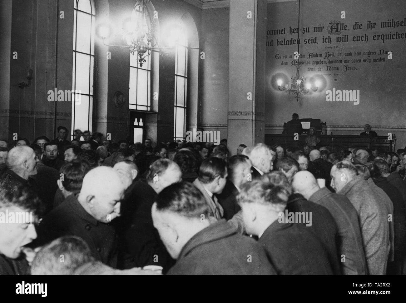 Der chrippenkirche" in Berlin. Während der Bankenkrise, die Kirchen Predigten mit Verkostung, die sehr beliebt sind. Stockfoto