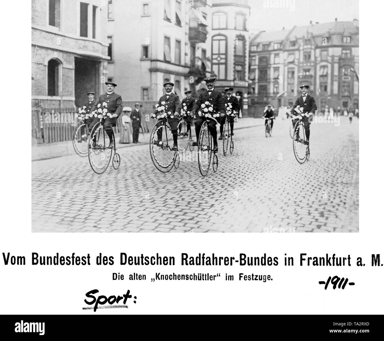 Mitglieder der Deutschen Cycling Federation auf hohen Rädern an einem Festzug in Frankfurt am Main. Stockfoto