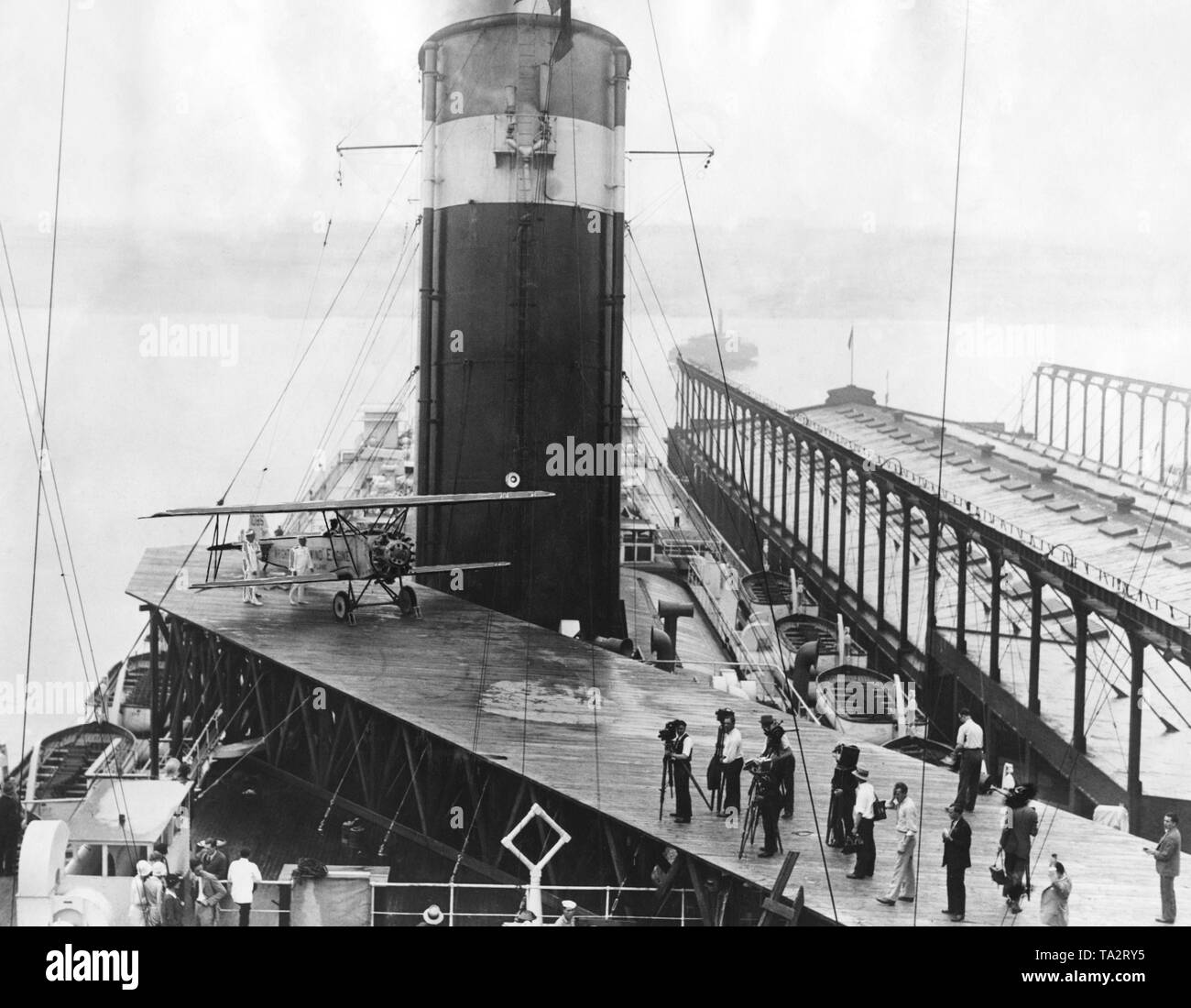 Der amerikanische Pionier der Luftfahrt Clarence Chamberlin mit seinem Flugzeug am Ende der Start- und Landebahn auf dem oberen Deck des Ozeandampfers "Leviathan". Zusammen mit vier anderen Pioniere der Luftfahrt Chamberlin in den USA an Bord der "Leviathan" im Jahr 1927 zurück. Stockfoto