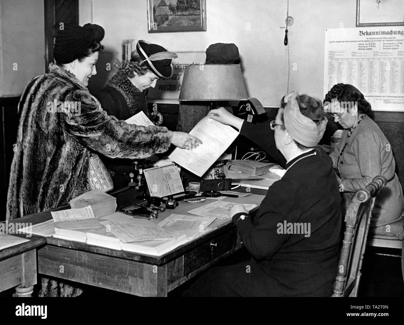 Ausgabe der Anmeldeformulare für den Arbeitseinsatz (Bereitstellung) von Männern und Frauen in einem Büro in Berlin West als Teil von Goebbels' Total War' Programm. Foto: Schwahn Stockfoto