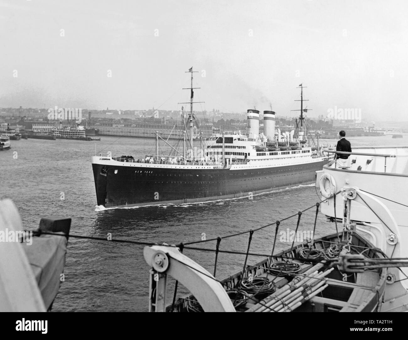 Die französischen Ozean Liner "Normandie" und der deutschen "New York" in den Hafen von New York City. Stockfoto