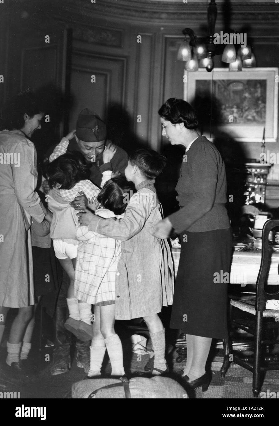 Ein ehemaliger französischer Soldat kommt zurück zu seiner Familie in Neuilly nach seiner Entlassung aus der Deutschen Gefangenschaft. Stockfoto