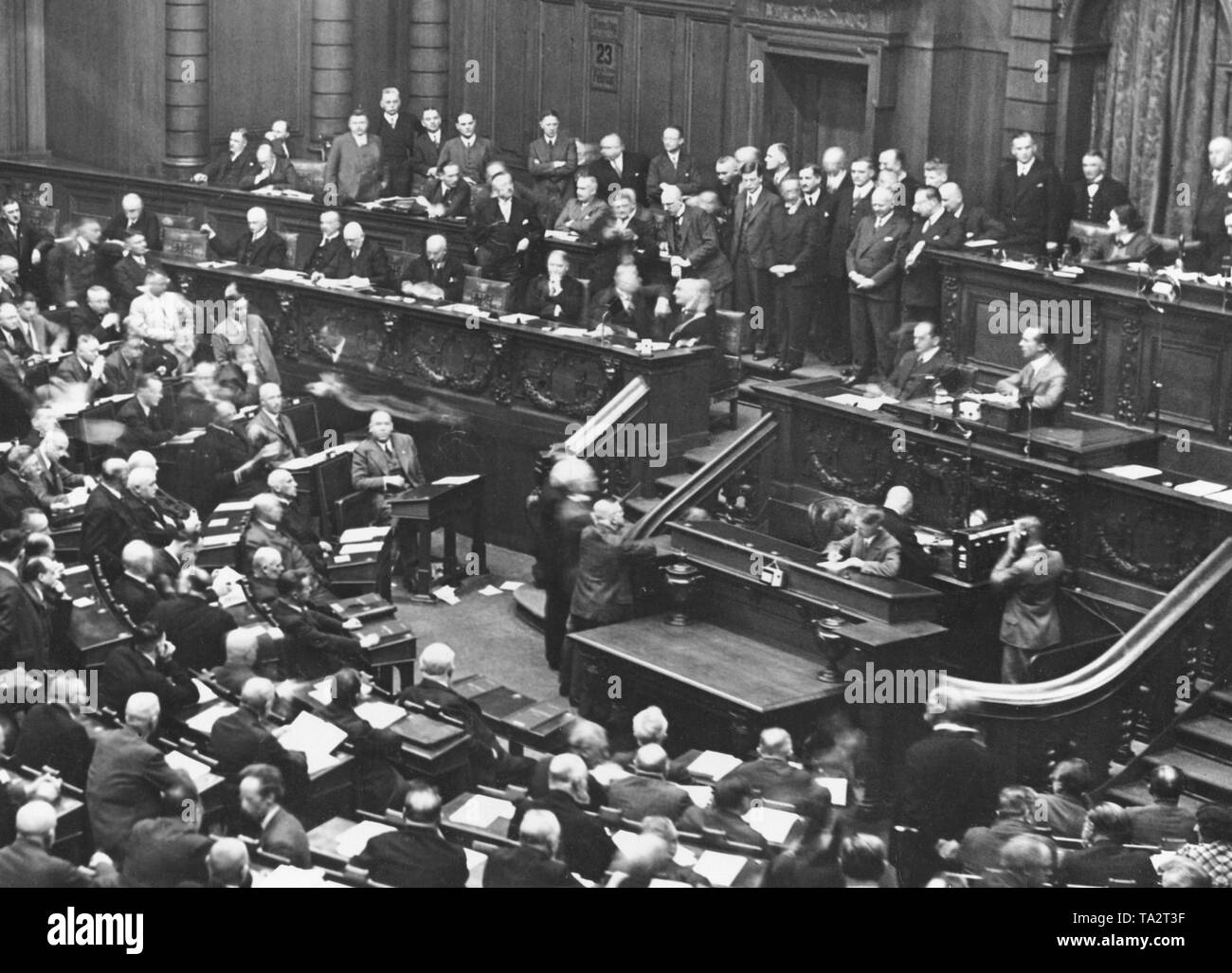Joseph Goebbels (auf der rechten Seite des Rednerpult), Mitglied der NSDAP, gibt eine Rede vor dem Reichstag. Stockfoto