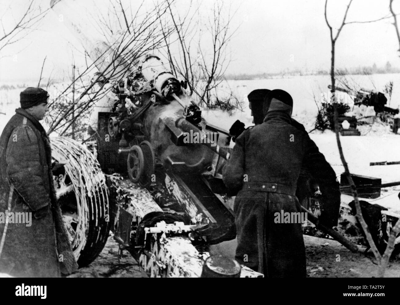 15 cm schwere Feldhaubitze 18 in einem Kampfeinsatz im Winter defensiven Schlacht am Don Biegen. Foto der Propaganda Firma (PK): kriegsberichterstatter Etzold. Stockfoto