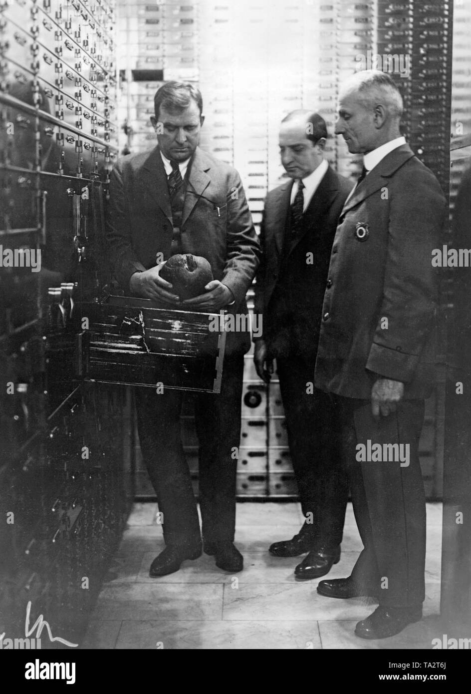 Dieses Foto zeigt ein Mitarbeiter der Bank und Irving Trust Co. Nehmen einer prähistorischen Dinosaurier Ei aus einem Schließfach. Stockfoto