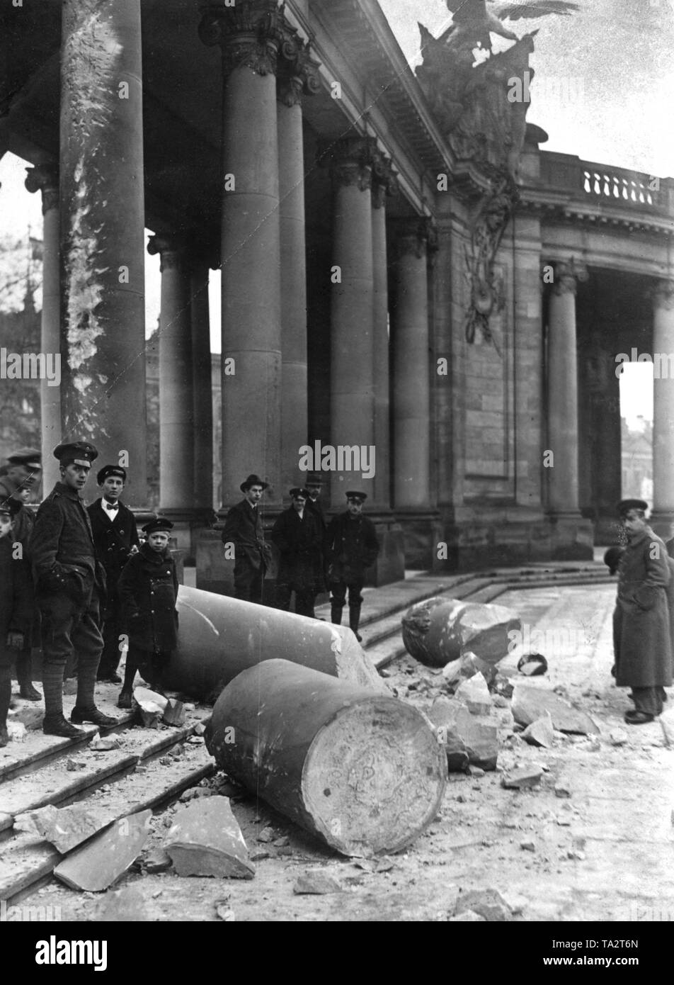 Die Passanten vor dem Berliner Stadtschloss Blick auf die zerstörte National Monument in Berlin Mitte. Stockfoto