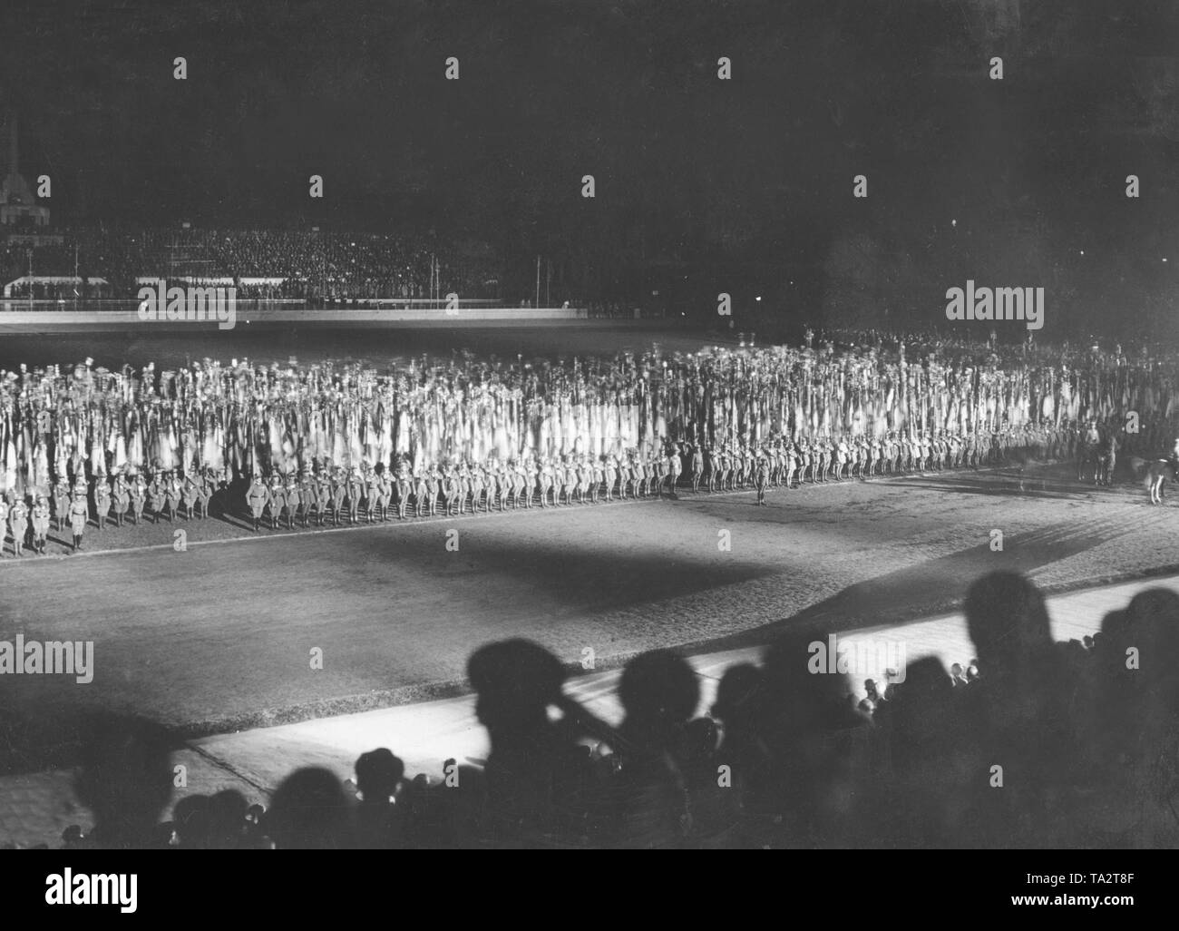 Mitglieder des Stahlhelm, März und mit ihren Bannern Linie am Samstag im Berliner Stadion. Stockfoto