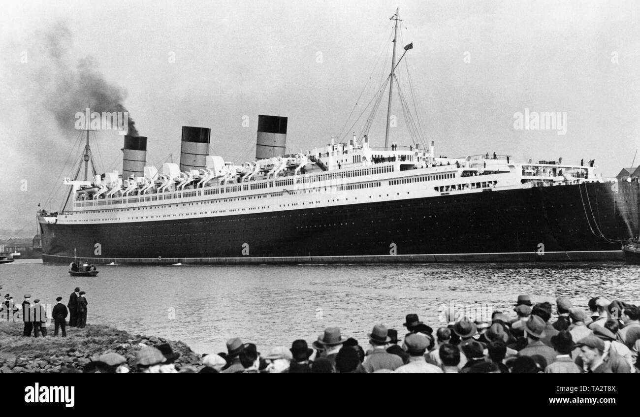 Die "Queen Mary" verlässt ihre Construction Yard in Clydebank, Schottland über den Fluss Clyde, die für die Passage der Ocean Liner erweitert werden musste. Stockfoto