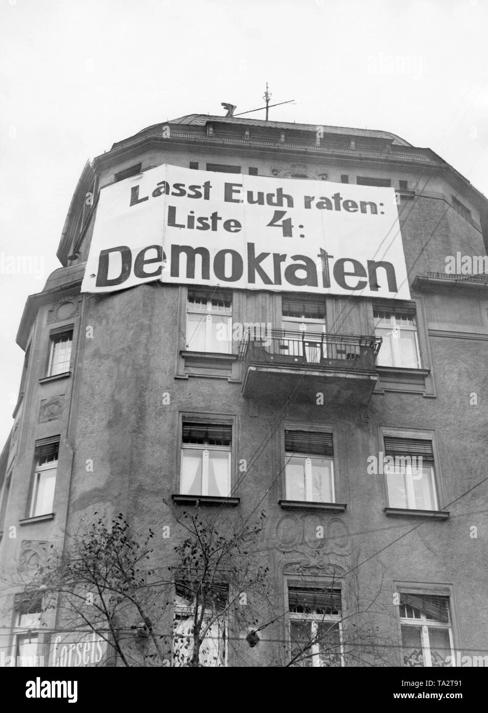 Wahlplakat der Deutschen Demokratischen Partei mit der Inschrift "Lassen Sie uns raten: Liste 4: Demokraten'. Stockfoto