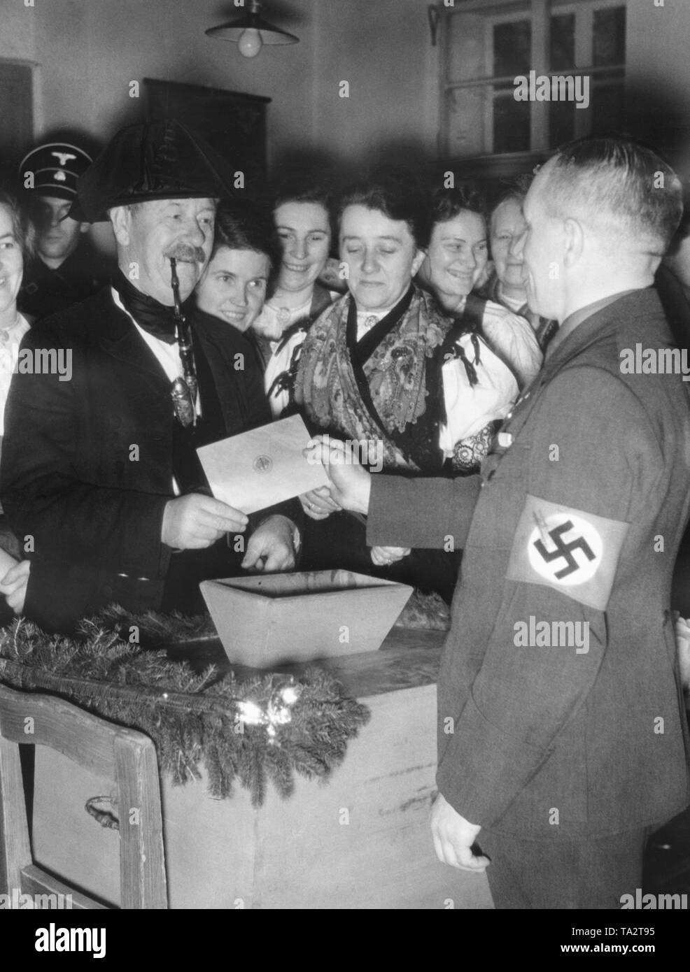 Die Sudetendeutschen tragen Kostüme für das Referendum. Sie warfen ihre Stimme über die Annexion des Sudetenlandes an das Deutsche Reich. Stockfoto