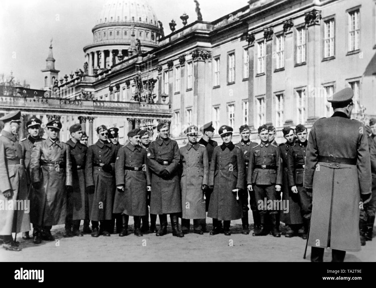 Studenten versammelten sich vor dem Neuen Schloss in Potsdam auf dem Treffen der Frontsoldaten der Europäischen Studenten aus neun Nationen. Foto der Propaganda Firma (PK) Stockfoto