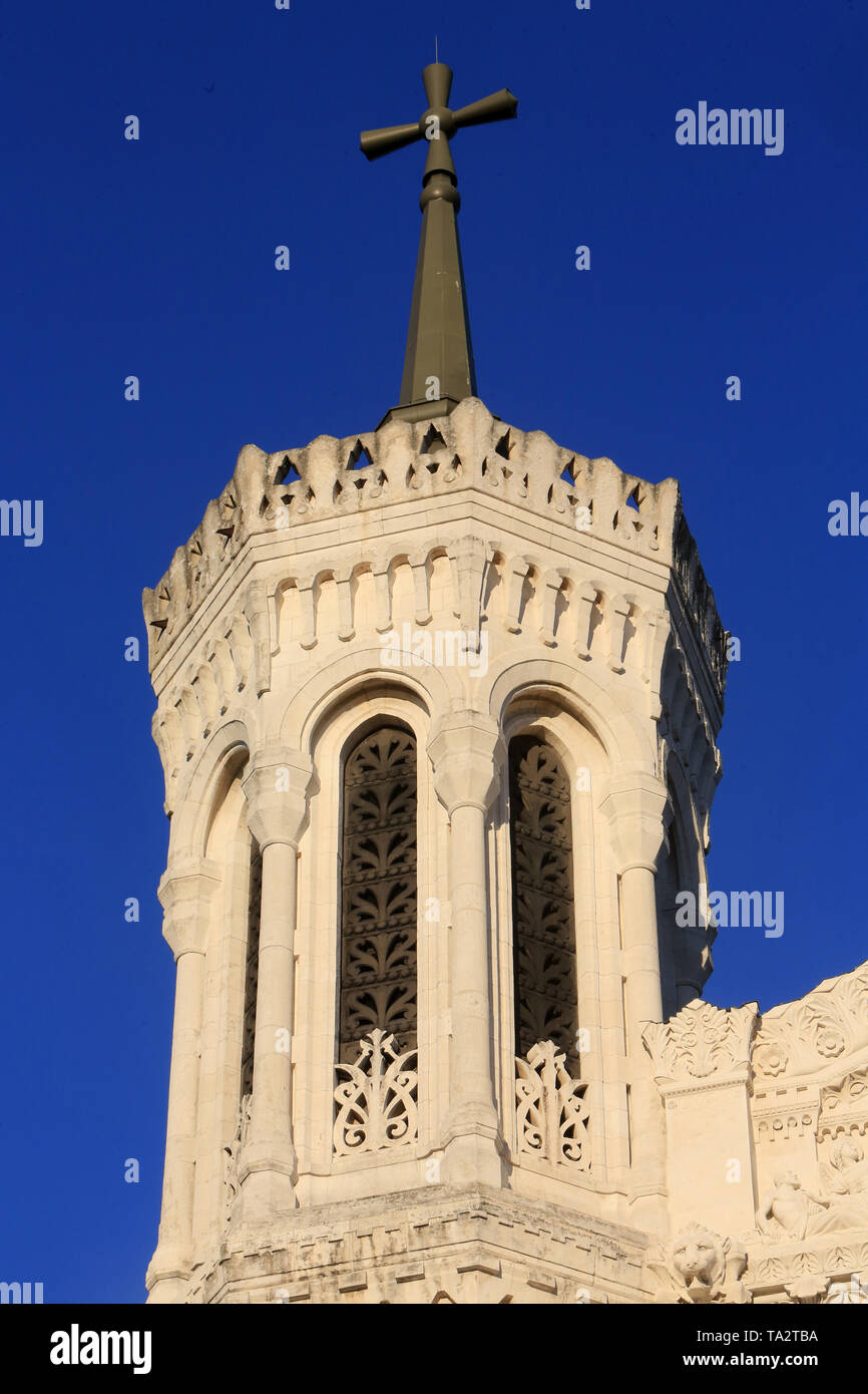 Basilika Notre-Dame de Fourvière. La Justice. Tour crénelée octogonale. Lyon. Basilika Notre-Dame de Fourvière. Lyon. Stockfoto