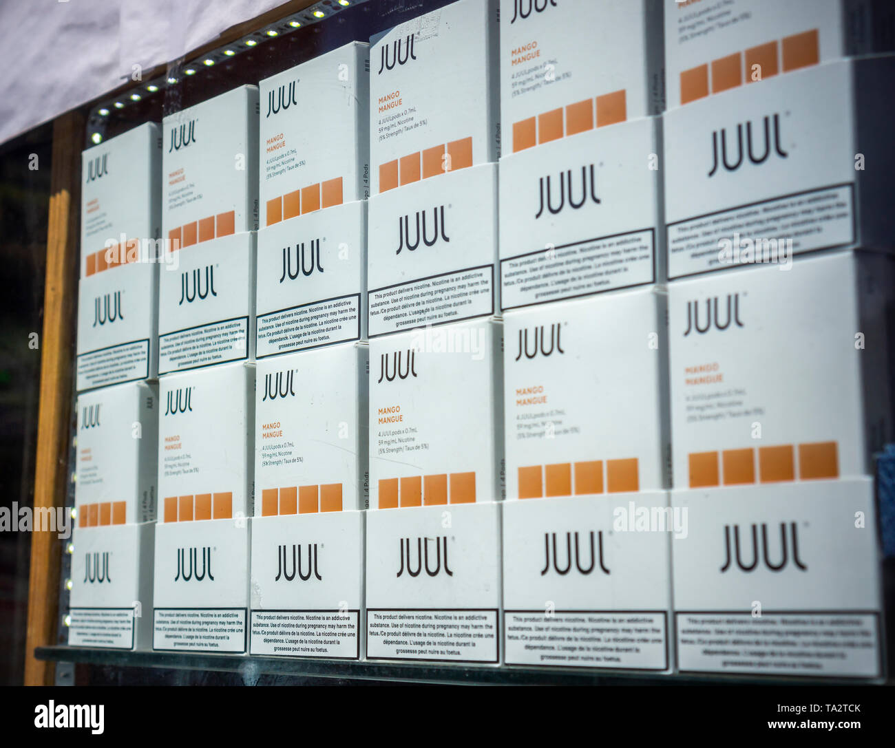 Eine Auswahl der beliebtesten Juul Marke vaping liefert und Drittanbietern Ersatzstöpsel, auf Anzeige im Fenster eines vaping Store in New York am Samstag, 11. Mai 2019. (© Richard B. Levine) Stockfoto