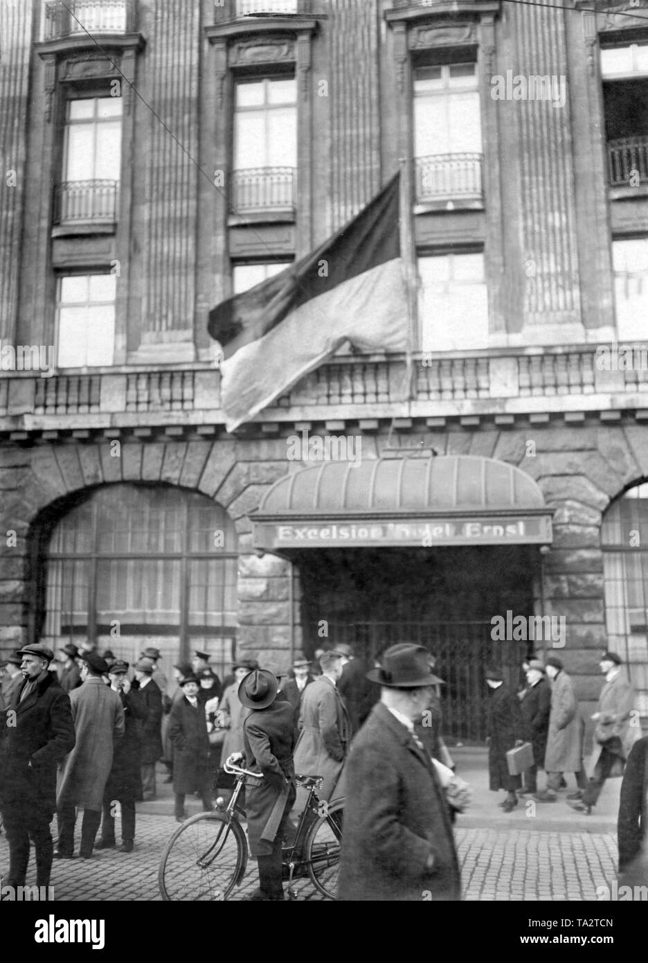 Nach dem Abzug der Britischen Soldaten, die unter der Flagge der Stadt Köln wurde im "Excelsior Hotel Ernst", das ehemalige Hauptquartier der Englischen gehisst. Stockfoto